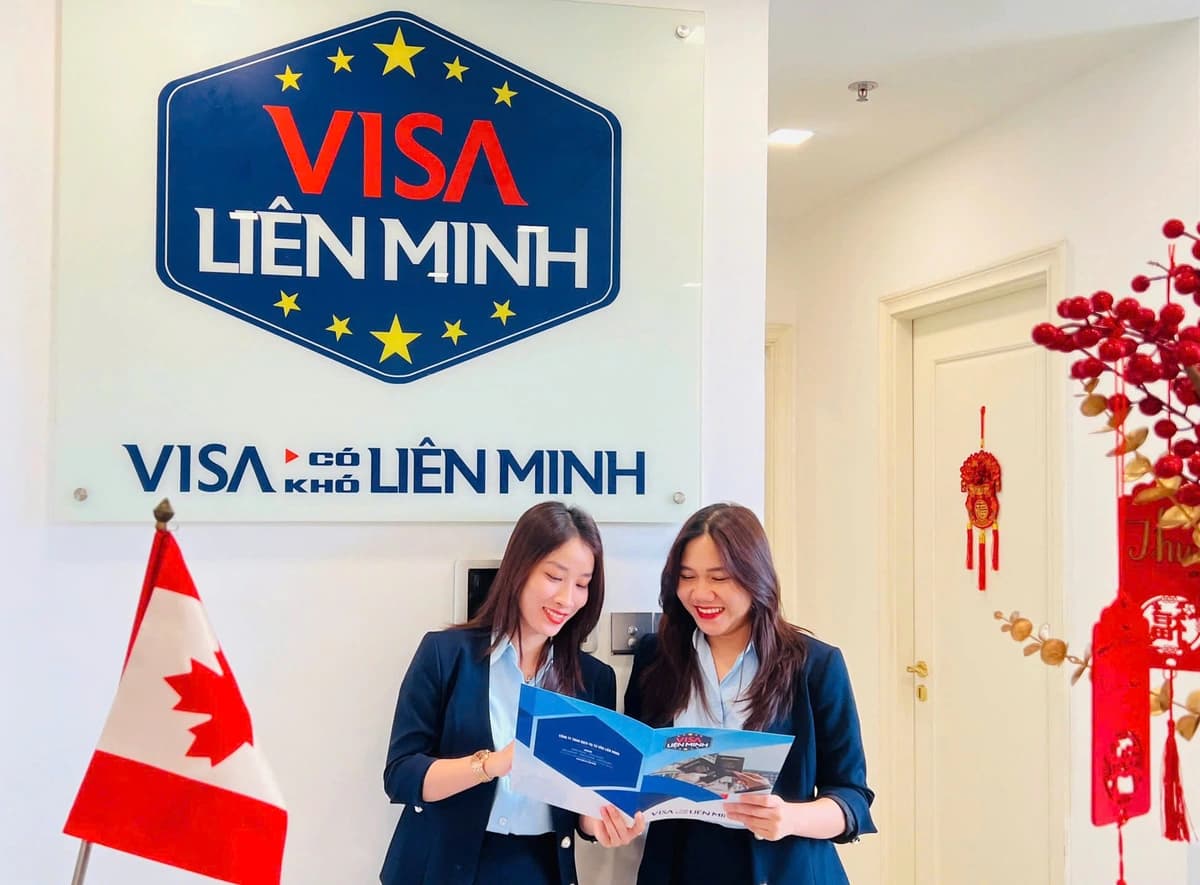 Chuyên viên Visa Liên Minh tư vấn lộ trình bảo lãnh định cư diện vợ chồng Mỹ cho khách hàng tại văn phòng Aqua 1.
